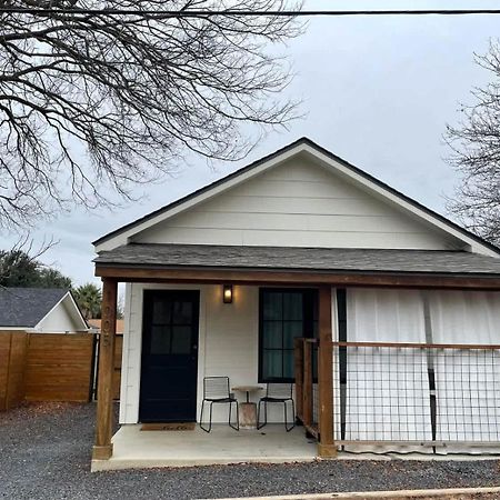 Alley Kat Guesthouse With Private Hot Tub Fredericksburg Exterior photo