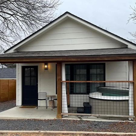 Alley Kat Guesthouse With Private Hot Tub Fredericksburg Exterior photo