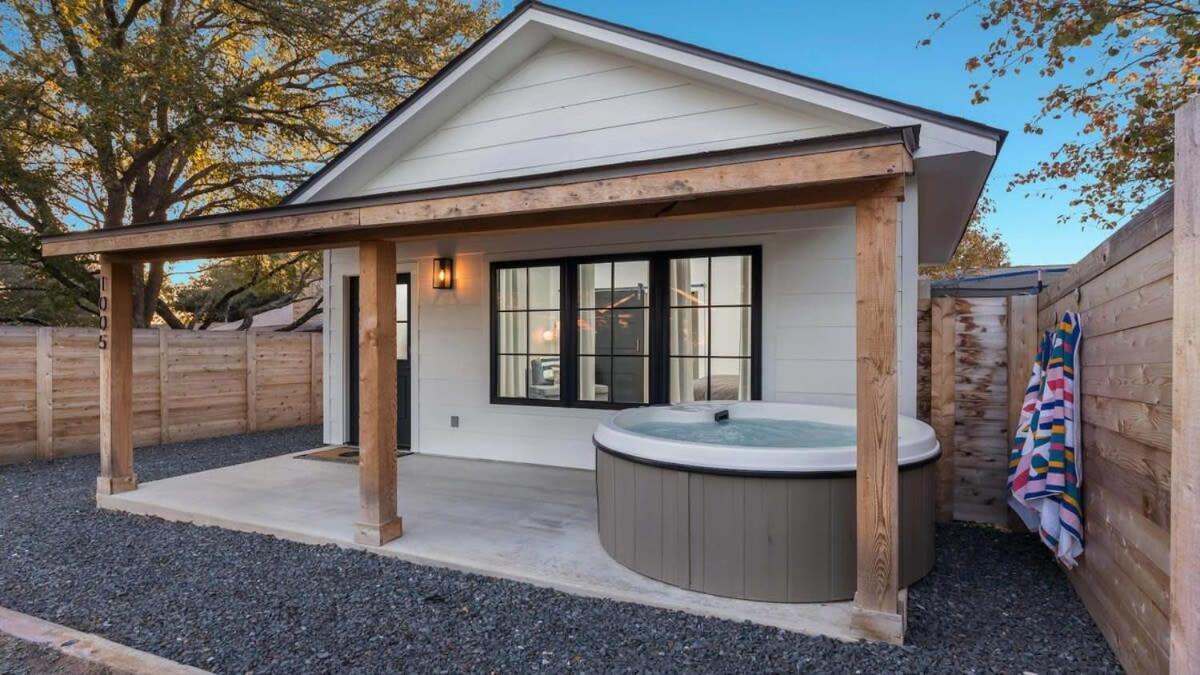Alley Kat Guesthouse With Private Hot Tub Fredericksburg Exterior photo