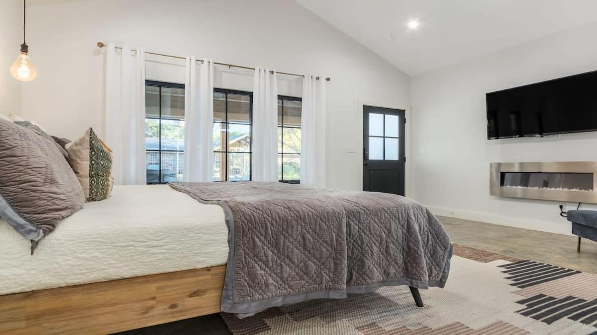 Alley Kat Guesthouse With Private Hot Tub Fredericksburg Exterior photo
