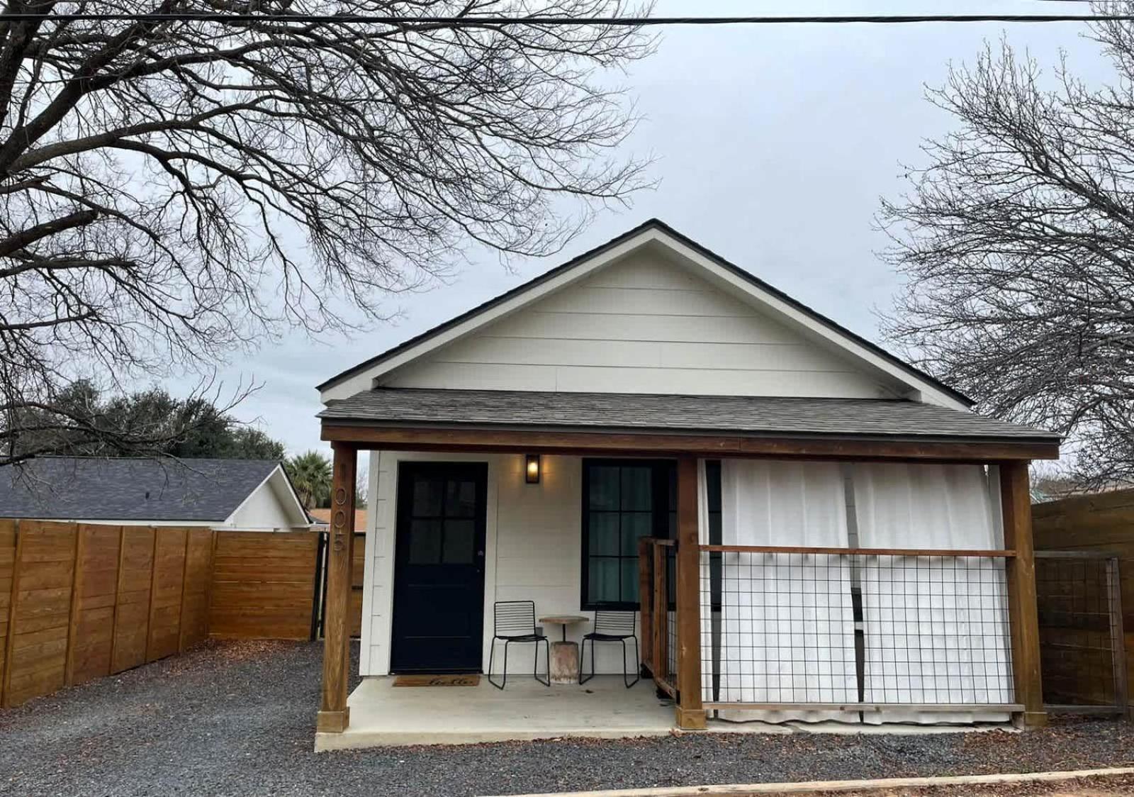 Alley Kat Guesthouse With Private Hot Tub Fredericksburg Exterior photo